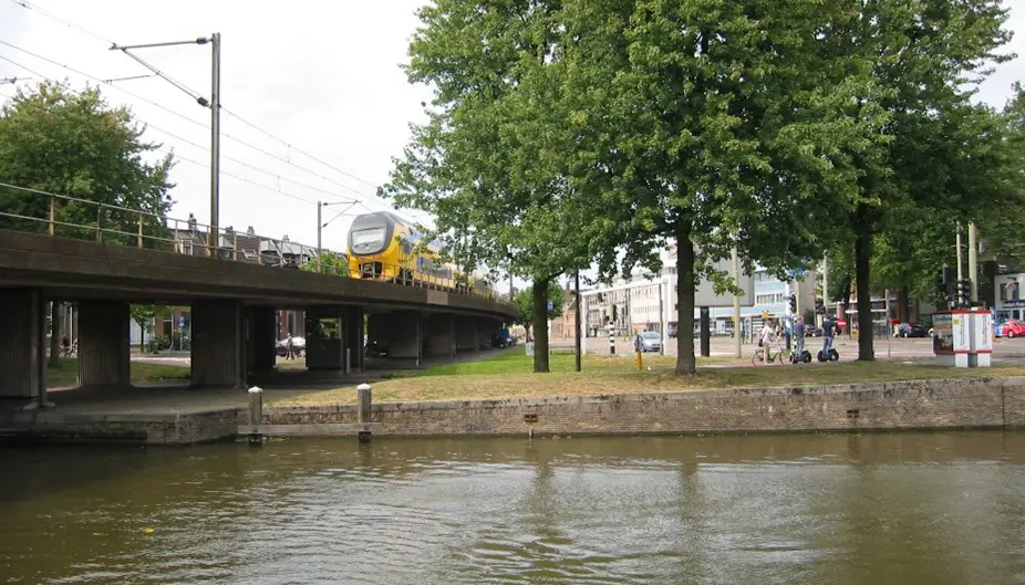 Het voormalige treinviaduct over de Buitenwatersloot