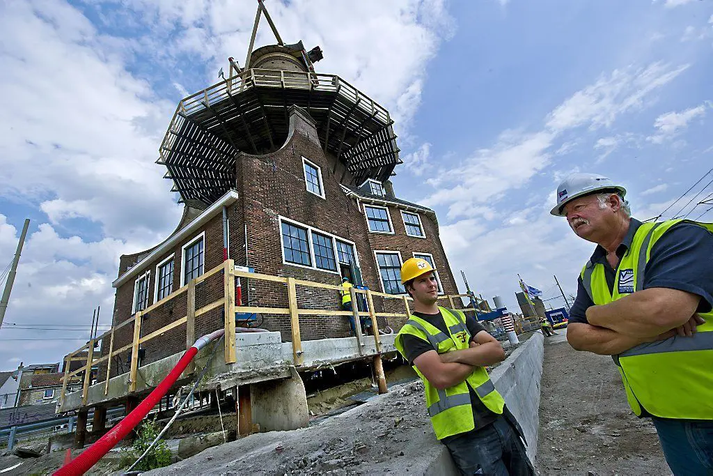 Met zijn nieuwe fundering kon Molen de Roos een halve meter worden opgetild