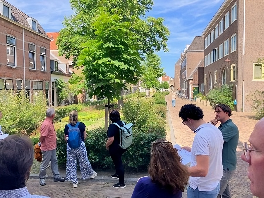 De beleidsgroep bewondert een groen en droog Bagijnhof.